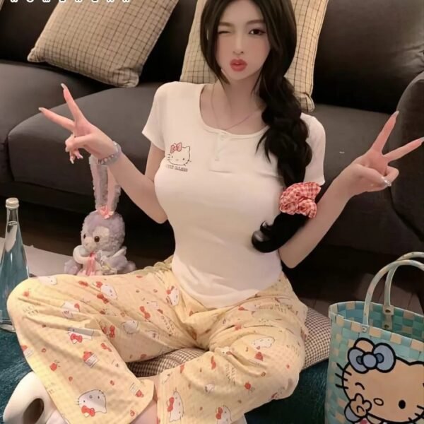 بجامة  بنقشة Hello kitty باللون اصفر